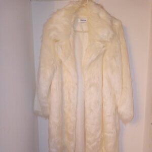 Luxurious Women’s Winter White Faux Fur Coat – Elegant & Cozy